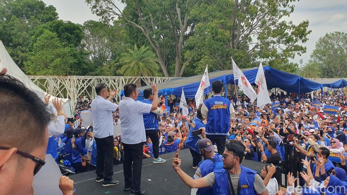 Pasangan Bakal Calon Gubernur/Wakil Gubernur Sumatera Selatan Herman Deru-Cik Ujang (HDCU) deklarasi untuk maju di Pilkada Sumatera Selatan 2024. Deklarasi digelar di Plaza Jakabaring Sport City, Selasa (27/8) pagi.