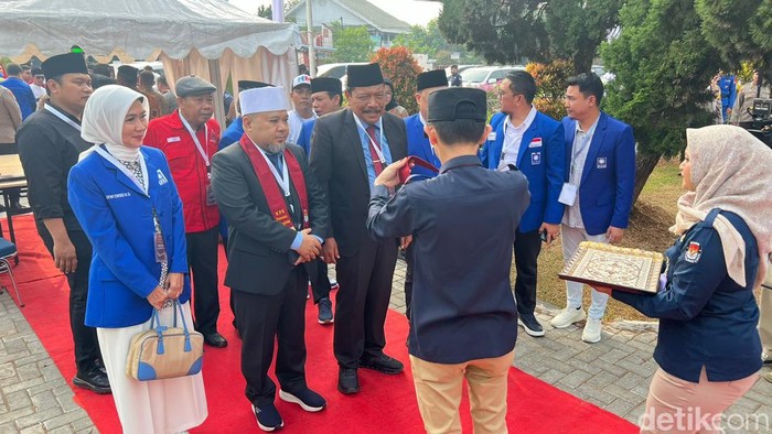 Helmi Hasan dan Mian mendaftar ke KPU Provinsi Bengkulu.