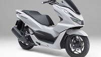 Dari aspek mesin, Honda PCX 160 mengusung jantung pacu 4-tak SOHC 4-katup silinder tunggal berpendingin cairan, 156 cc, dengan rasio bore x stroke  60,0 x 55,5 mm, dan rasio kompresi 12,0. Mesin tersebut bisa menghasilkan tenaga maksimal 15,8 PS pada 8.500 rpm dan torsi puncak 15 Nm pada 6.500 rpm. Kapasitas tangki bahan bakarnya mencapai 8,1 liter. Foto: Dok. Honda