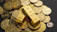 Emas sendiri selama ini digunakan sebagai investasi yang aman selama masa ketidakpastian geopolitik dan ekonomi. Emas juga cenderung berkembang pesat dalam lingkungan suku bunga rendah. Foto: Freepik/wirestock
