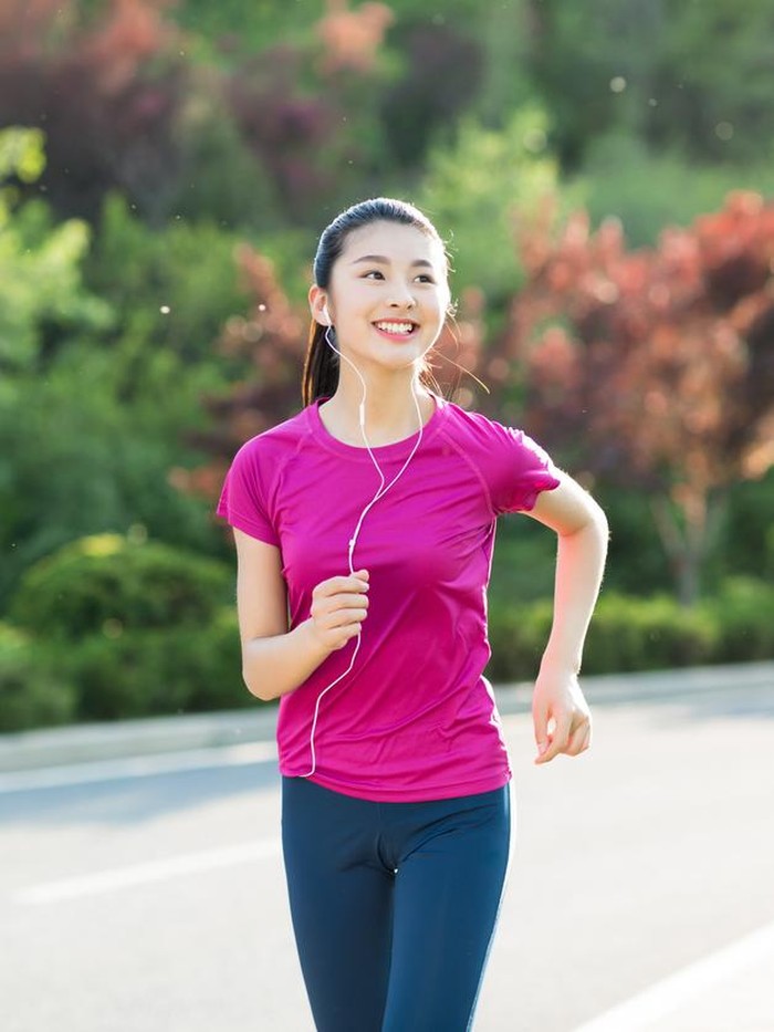 sport woman with mp3 player listening to music