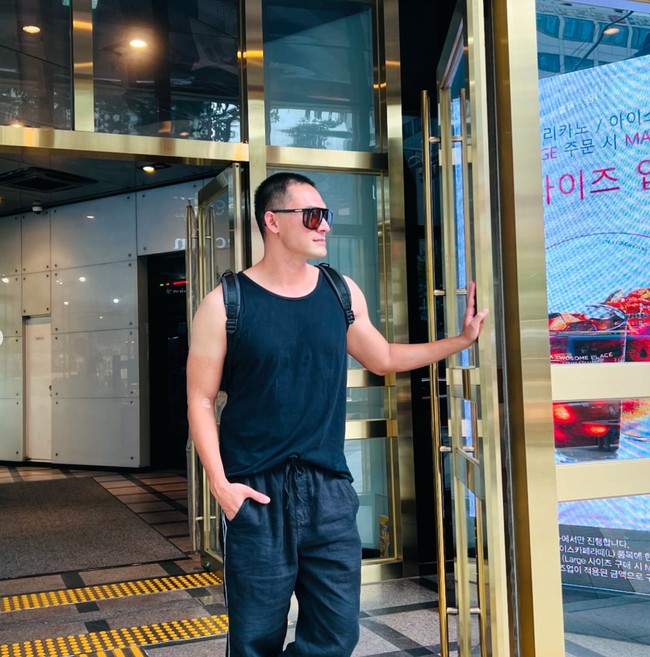 Dalam keterangan unggahannya pria 43 tahun menuliskan jika dirinya berjalan-jalan dahulu sebelum akhirnya menjalani operasi plasatik. Jalan2 sebentar sebelum operasi dimulai, tulisnya. Foto: Instagram/@indrabruggman