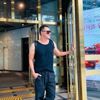 Dalam keterangan unggahannya pria 43 tahun menuliskan jika dirinya berjalan-jalan dahulu sebelum akhirnya menjalani operasi plasatik. Jalan2 sebentar sebelum operasi dimulai, tulisnya. Foto: Instagram/@indrabruggman