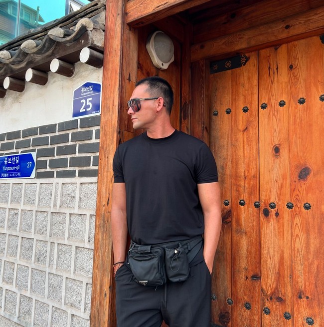 Blasteran Belanda, Indra memang memiliki paras yang tampan. Banyak netizen yang berharap Indraa tidak mengubah bentuk wajahnya. Aa jangan di oplas yaa...omaat...atos ganteng dr dulu.... komentar salah seorang netizen. Jauh lebih ganteng dari oppa Korea... masyaAllah indah ciptaan nya ciptaan Allah... jangan oplas ya...kamu udah ganteng dari sananya, tambah netizen lain. Foto: Instagram/@indrabruggman