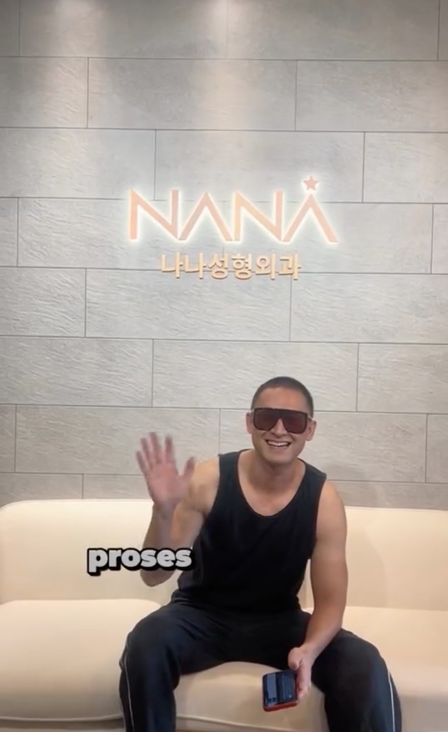 Indra mengungkapkan jika operasi plastik yang dijalaninya ialah operasi plastik anti aging. Ia pun meminta paraa netizen untuk tidak khawatir, karena operasi tersebut tak akan mengubah bentuk wajahnya. Indra hanya akan jadi terlihat lebih muda. Foto: Instagram/@indrabruggman