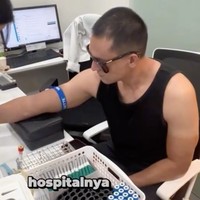 Sebelum menjalani operasi plastik, Indra terlebih dahulu melakukan sejumlah tes. Seperti dalam foto, terlihat dirinya yang sedang diambil darah untuk diperiksa. Foto: Instagram/@indrabruggman