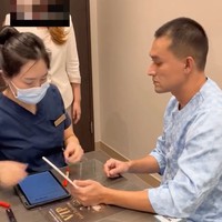 Indra juga melakukan konsultasi dengan dokter Lee Yeon Ji, salah satu dokter senior di klinik kecantikan tersebut. Foto: Instagram/@indrabruggman