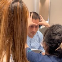 Dokter yang menangani juga tampak memeriksa wajah Indra, bagian mana saja yang memiliki keriput dan akan dikoreksi melalui operasi plastik. Foto: Instagram/@indrabruggman