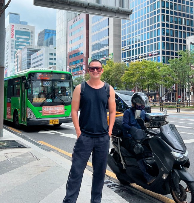 Melalui akun Instagram pribadinya aktror Indra Bruggman membagikan momen dirinya saat berada di Korea. Tak hanya sekedar untuk berlibur, rupanya kepergiannya ke Korea juga untuk menjalani operasi plastik pada wajahnya. Foto: Instagram/@indrabruggman