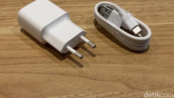 Dalam paket penjualannya diberikan kabel data dan charger 18W. Foto: Adi Fida Rahman/detikINET