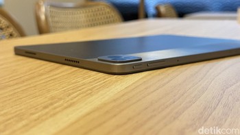 Sisi kiri terdapat dua lubang speaker, sementara di atas terdapat tombol power dan pengaturan volume. Foto: Adi Fida Rahman/detikINET