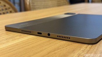 Bagian sisi kanan terdapat speaker, port USB-C dan jack audio 3,5 mm. Foto: Adi Fida Rahman/detikINET