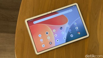 Infinix XPad hadir dengan layar 11 inci FHD+ Bright Display yang memberikan pengalaman visual yang imersif. Dengan rasio layar ke bodi sebesar 83%, pengguna akan mendapatkan sudut pandang yang lebih luas, terutama saat menonton konten atau bermain game. Refresh rate 90Hz memastikan pengalaman scrolling yang lebih halus, sementara tingkat kecerahan 440 nits memungkinkan layar tetap terlihat jelas meski digunakan di luar ruangan. Foto: Adi Fida Rahman/detikINET