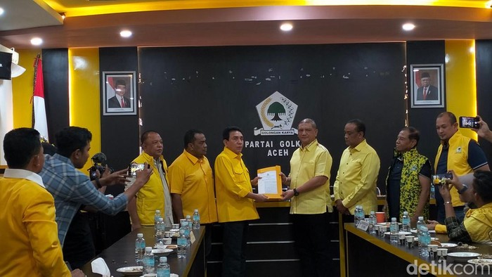 Irjen Armia Fahmi menerima B1KWK dari Partai Golkar untuk maju Pilbup Aceh Tamiang (Agus Setyadi/detikcom)