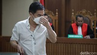 Jaksa mengatakan Budi mendapatkan selisih lebih emas Antam 58,135 kg. Budi disebut melakukan pembayaran transaksi jual beli emas Antam yang tak sesuai spesifikasi sebesar Rp 25,2 miliar.