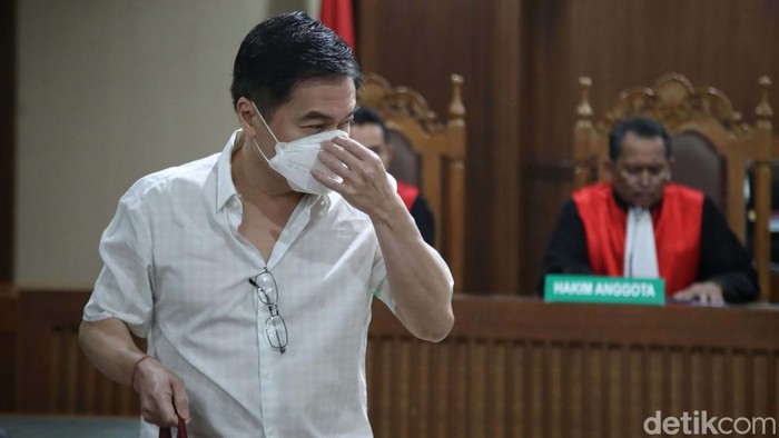 Crazy rich Surabaya Budi Said menjalani sidang di Pengadilan Tipikor, Jakarta. Budi Said didakwa melakukan korupsi terkait jual beli emas Antam.