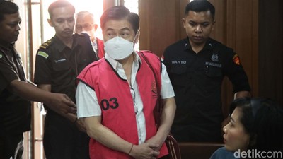 Jalani Sidang, Crazy Rich Surabaya Budi Said Diborgol dan Berbaju Tahanan