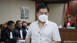 Jalani Sidang, Crazy Rich Surabaya Budi Said Diborgol dan Berbaju Tahanan