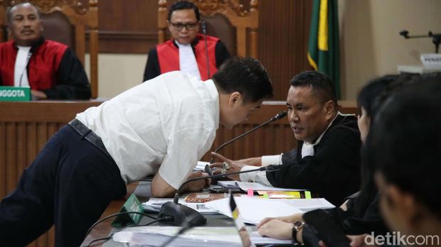 Crazy rich Surabaya Budi Said menjalani sidang di Pengadilan Tipikor, Jakarta. Budi Said didakwa melakukan korupsi terkait jual beli emas Antam.