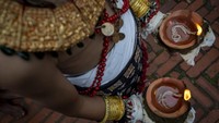 Doa dan ritual khusus dilakukan pada tengah malam, yang merupakan saat kelahiran Kresna, yang mencerminkan pengabdian dan antusiasme yang mendalam dalam merayakan hari raya tersebut.