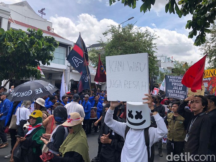 Suasana aksi demonstrasi Jogja Memanggil saat digelar di kawasan Malioboro, Kota Jogja, Selasa (27/8/2024).