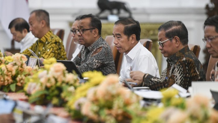 Jokowi Gelar Ratas Penanganan Mpox Jelang IAF Suasana rapat terbatas yang dipimpin Presiden Joko Widodo di Istana Merdeka, Jakarta, Selasa (27/8/2024). Rapat terbatas tersebut membahas penanganan Mpox dan persiapan penyelenggaraan Indonesia-Africa Forum (IAF) di Bali. ANTARA FOTO/Hafidz Mubarak A/Spt.