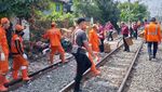 KAI Bersih-bersih Sampah di Sepanjang Rel Pasar Senen