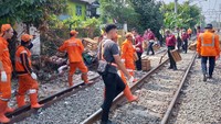 Dia juga mengingatkan masyarakat untuk tidak beraktivitas di dekat rel kereta api untuk menjamin keselamatan.