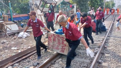 KAI Bersih-bersih Sampah di Sepanjang Rel Pasar Senen