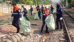 KAI Bersih-bersih Sampah di Sepanjang Rel Pasar Senen