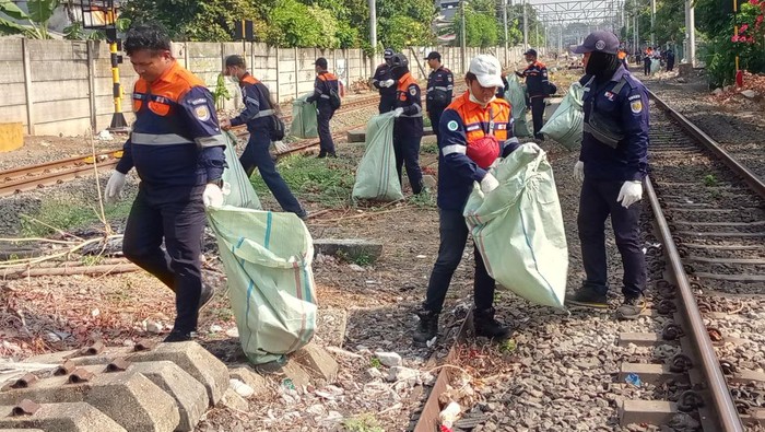 KAI Daop 1 Jakarta berkolaborasi dengan Team PPSU Pasar Senenen. Mereka membersihkan sampah di rel kereta.