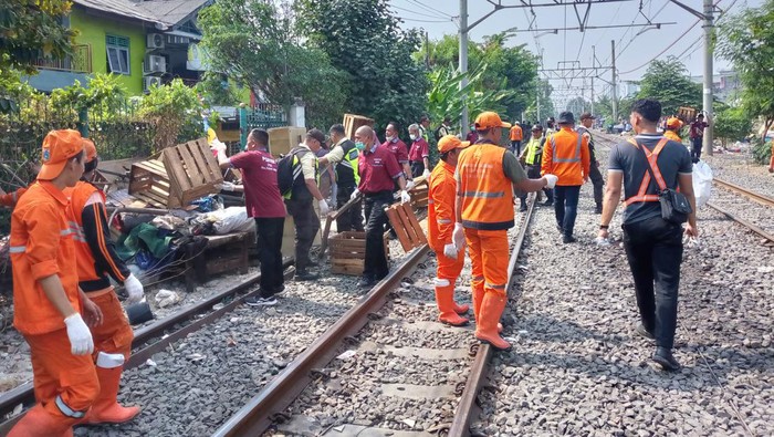 KAI Daop 1 Jakarta berkolaborasi dengan Team PPSU Pasar Senenen. Mereka membersihkan sampah di rel kereta.