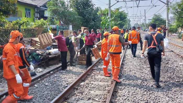 KAI Bersih-bersih Sampah di Sepanjang Rel Pasar Senen KAI Daop 1 Jakarta berkolaborasi dengan Team PPSU Pasar Senenen. Mereka membersihkan sampah di rel kereta.