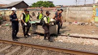 KAI Daop 1 Jakarta mengimbau masyarakat yang berada di sekitar jalur kereta api untuk berpartisipasi dalam menjaga kebersihan, ketertiban, dan keselamatan perjalanan kereta api. Jika ada potensi gangguan yang berdampak pada keselamatan perjalanan KA, masyarakat dapat menghubungi Contact Center 121 atau melaporkan ke stasiun terdekat.
