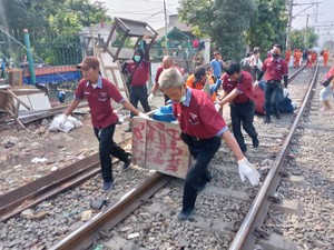KAI Angkut Sampah di Pinggir Rel di Jakpus, Ingatkan Warga soal Denda