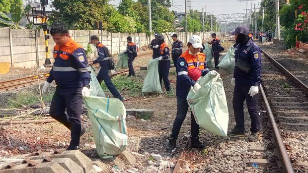 KAI Daop 1 Jakarta membersihkan kawasan pinggir rel dari Pasar Senen-Gang Sentiong, Jakpus. KAI juga mengedukasi warga untuk tak buang sampah sembarangan. (dok KAI Daop 1)