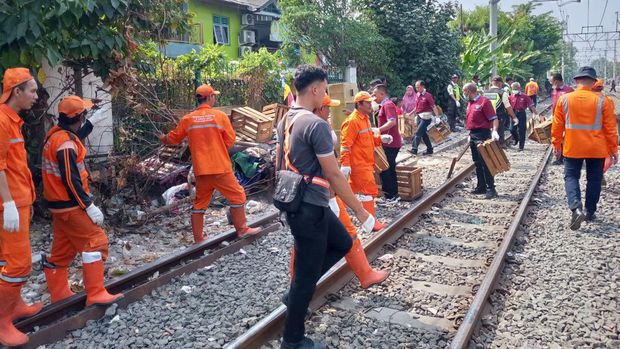 KAI Daop 1 Jakarta membersihkan kawasan pinggir rel dari Pasar Senen-Gang Sentiong, Jakpus. KAI juga mengedukasi warga untuk tak buang sampah sembarangan. (dok KAI Daop 1)