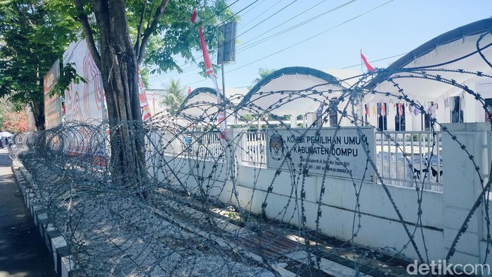 Kantor KPU Dompu, NTB, dipasangi kawat berduri.
