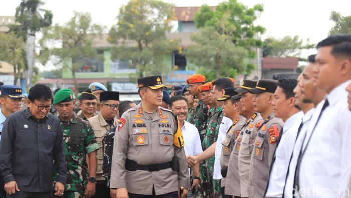 Kapolda Riau Irjen Mohammad Iqbal memeriksa pasukan dalam Apel Operasi Mantap Praja Lancang Kuning jelang Pilkada 2024. (Raja Adil Siregar/detikSumut)