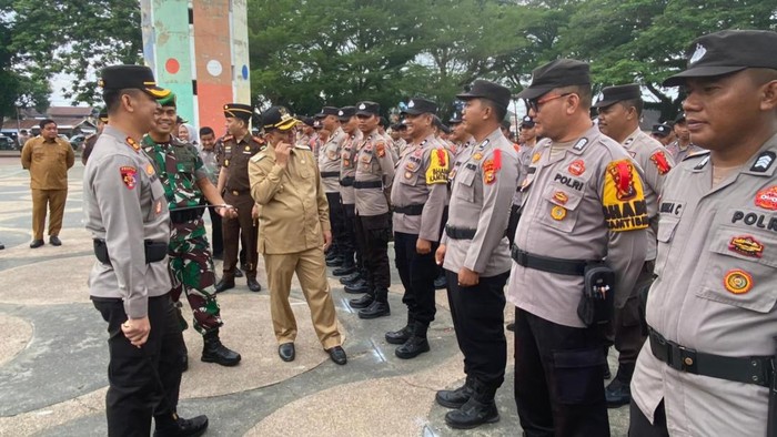 Kapolres Inhu AKBP Fahrian Saleh Siregar cek personel usai apel Gelar Pasukan. (Dok Polres Inhu)