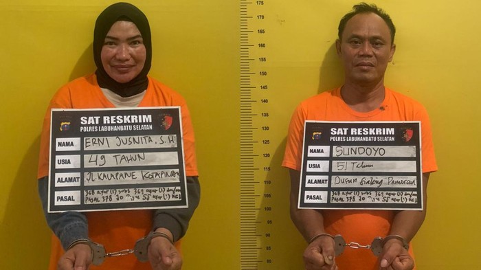 Kedua pelaku saat diamankan di kantor polisi. (Dok. Polres Labusel)