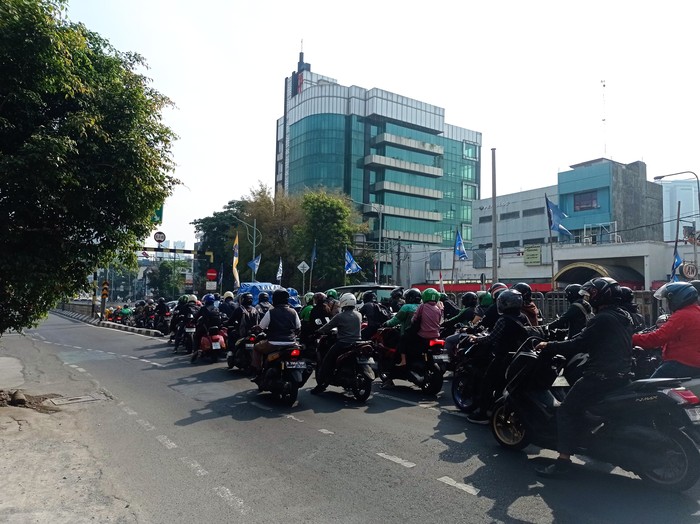 Lalu Lintas Macet Melumpuhkan Mampang Prapatan Arah Kuningan di Jam Sibuk Pagi