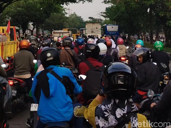 Jalan Daan Mogot Kalideres Menuju Jakarta Lumpuh Akibat Pengecoran, Kemacetan Mengular Parah