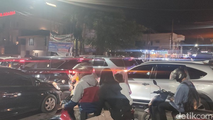 Kendaraan yang terjebak macet akibat banjir (Kartika Sari/detikcom)