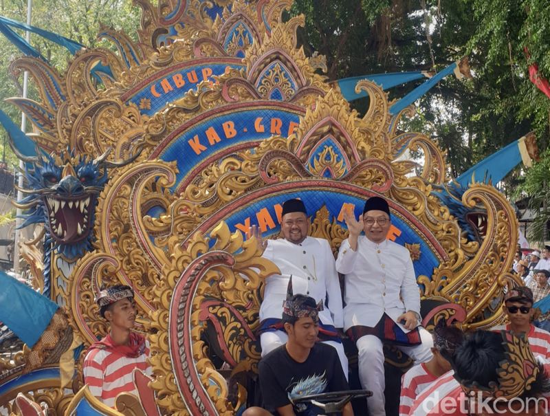 Kereta kencana antar Gus Yani-dr Alif mendaftar di KPU Gresik