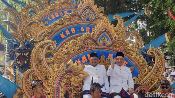 Kereta kencana antar Gus Yani-dr Alif mendaftar di KPU Gresik