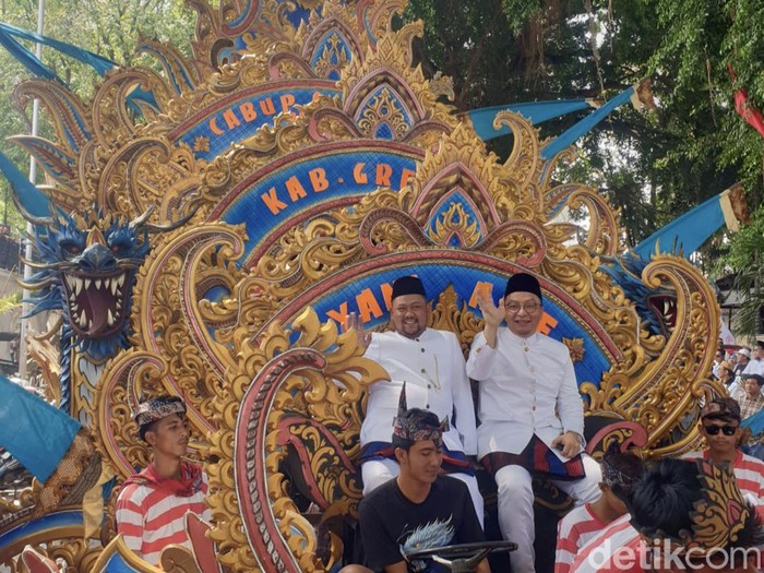 Kereta kencana antar Gus Yani-dr Alif mendaftar di KPU Gresik