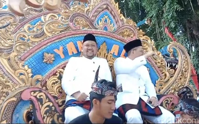 Kereta kencana antar Gus Yani-dr Alif mendaftar di KPU Gresik