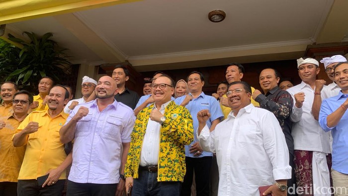 Ketua DPD Golkar Bali I Nyoman Sugawa Korry di kantor DPD Golkar Bali, Selasa (27/8/2024). (Rizki Setyo/detikBali)