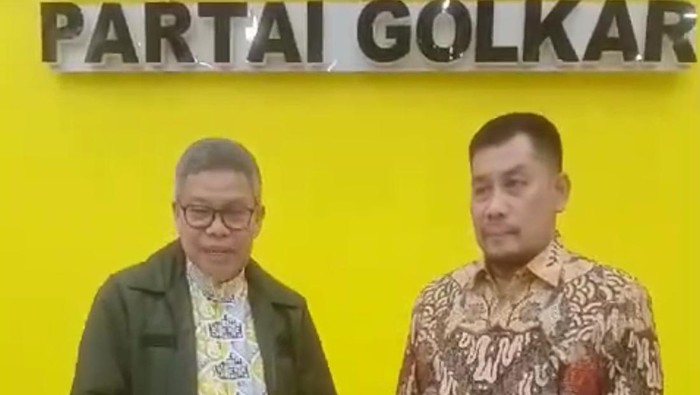 Ketua DPD I Golkar Sulsel Taufan Pawe menyerahkan rekomendasi B.1 KWK kepada Mashur untuk bertarung di Pilkada Sidrap.